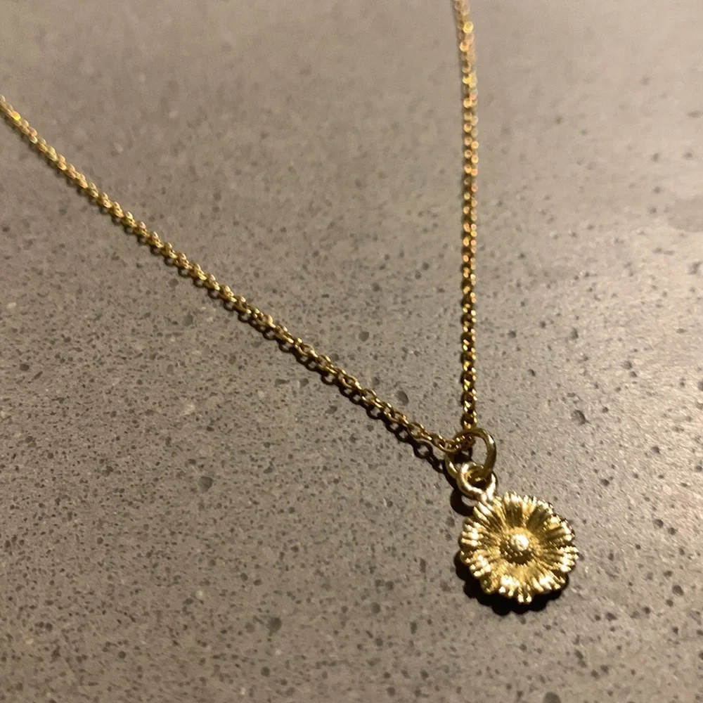 BRAND NEW Gold Boho Flower Necklace - Picture 4 of 4